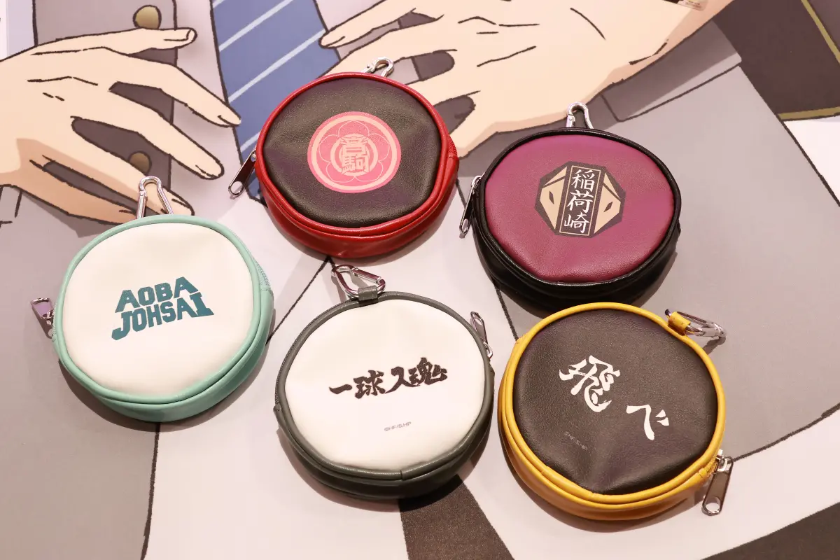 ▲台灣壽司郎《排球少年!!》聯名周邊商品瘋搶！全台限量15,000個「小圓包」宣布完售！透卡僅剩部分店鋪有貨。網路轉賣主角日向「透卡一張」飆破千元、「前半一套」炒價2500元。（圖／記者吳翊緁攝）