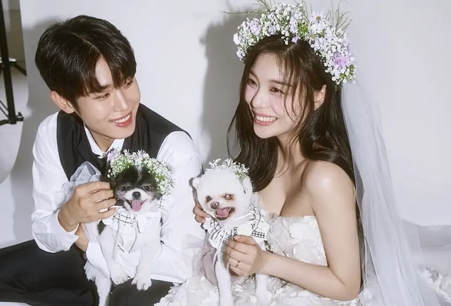 ▲韓國歌手Ailee（右）與《單身即地獄》出身的成員崔時訓結婚，Ailee在IG曝光自己佈滿蕾絲的超美婚紗，崔時訓則是向老婆甜蜜告白。（圖／崔時訓 IG）