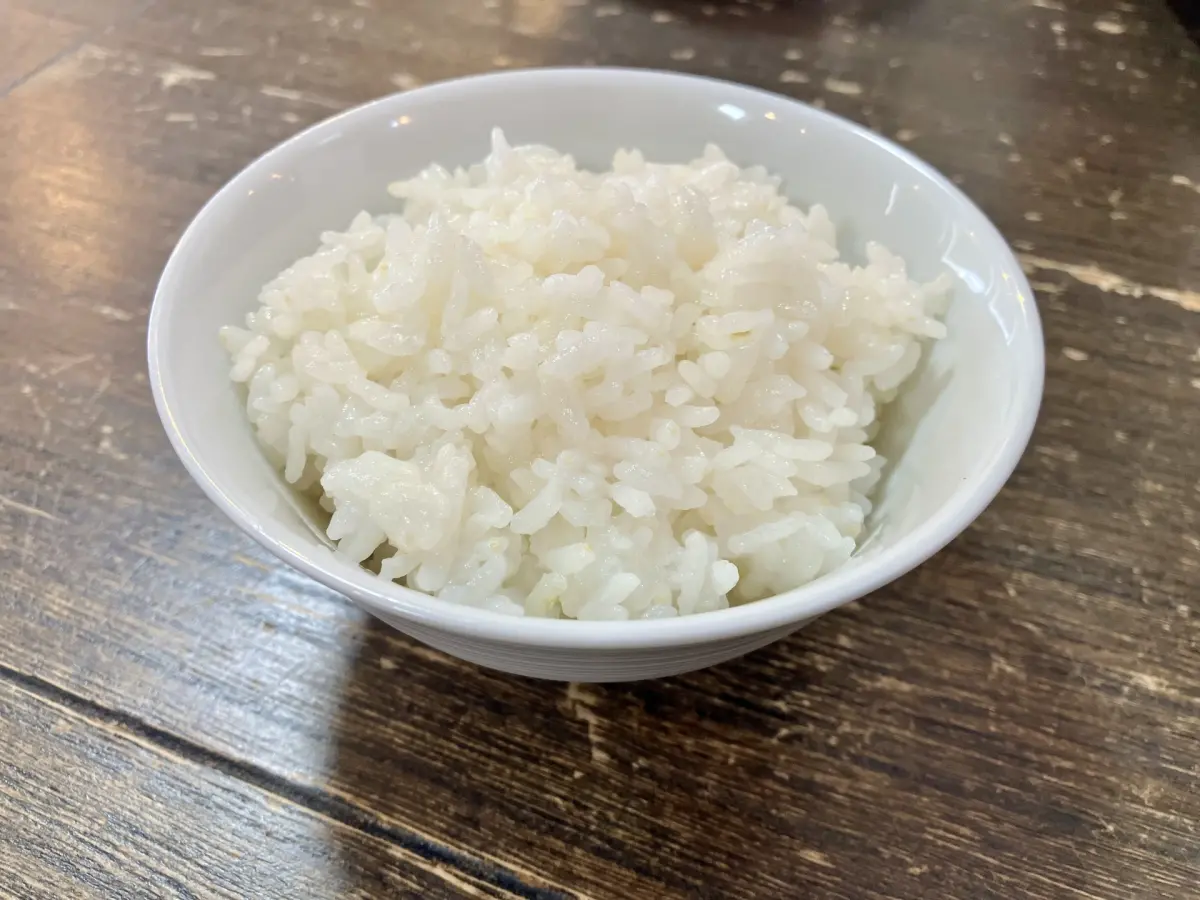 ▲冷凍白飯加熱後又乾又硬，日本網站推薦只要「加1物」再微波，就能讓白飯恢復Q彈口感。（圖／翻攝自photoAC）