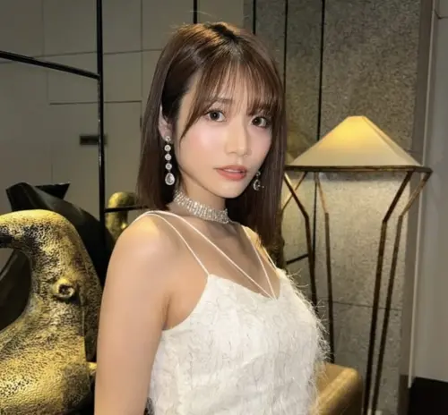 ▲河北彩伽是日本知名AV女優，貼身原味的衣褲，高價出售也會有人願意購賣。（圖／摘自Saika  Kawakita IG）