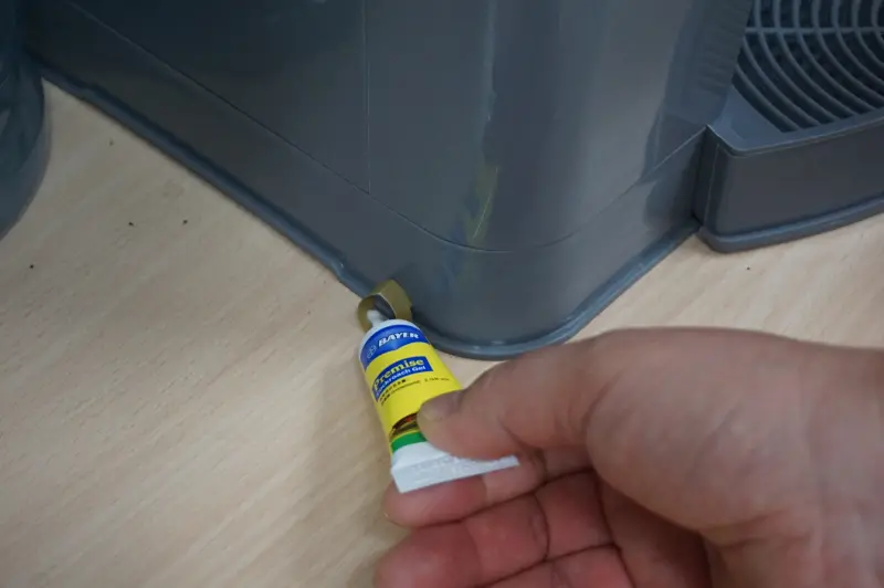 ▲建議膠餌不要直接施放於物品上,可用膠帶來當作載體,既可防蟑又保持物品乾淨。(圖/環境部)