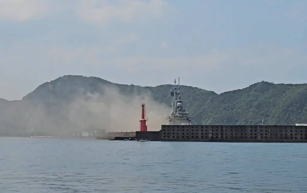 ▲基隆級飛彈驅逐艦之一的馬公軍艦（舷號1805）今（23）日於蘇澳港內海軍中正基地發生火警。（圖／讀者提供）