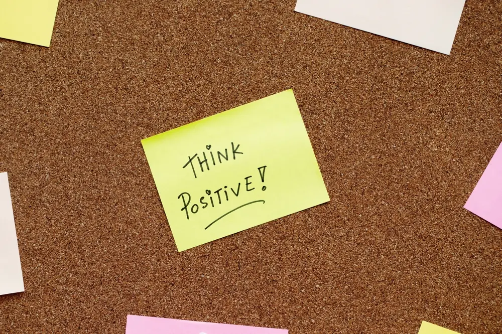 ▲洗手間牆上的小品文，連結全球1萬名員工的價值認同。（圖／業者提供）