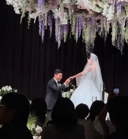 金鍾旼不讓老婆露臉是出於保護。(圖/韓媒스포츠조선) ▲雖然當天舉辦記者會開放媒體拍照,但金鍾旼仍堅持不公開妻子長相,他表示:「我認為不公開妻子是出於保護與關懷。」(圖/韓媒스포츠조선)