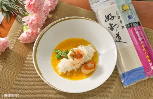 ▲明宮粵菜廳的母親節套餐中，推出的海鮮蟹黃撈麵佐以特製明太子蟹黃醬，是其中的一大亮點。（圖／統一數網提供）