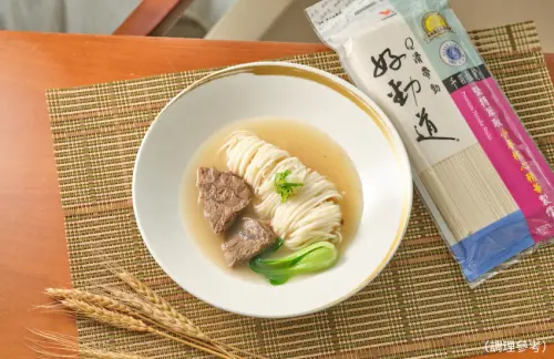 ▲Le Café咖啡廳的「清燉牛肉湯拉麵」熬煮數小時濃郁湯頭和選用高級牛腩，與千羽拉麵完美搭配。（圖／品牌提供）