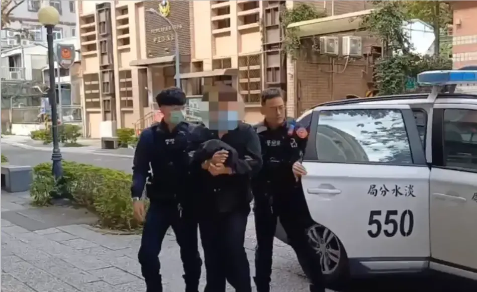 ▲黃姓男子勒斃父親後逃到淡水捷運站旁水岸公園，遭警方逮捕帶回偵訊。（圖／翻攝畫面，2025.01.29）