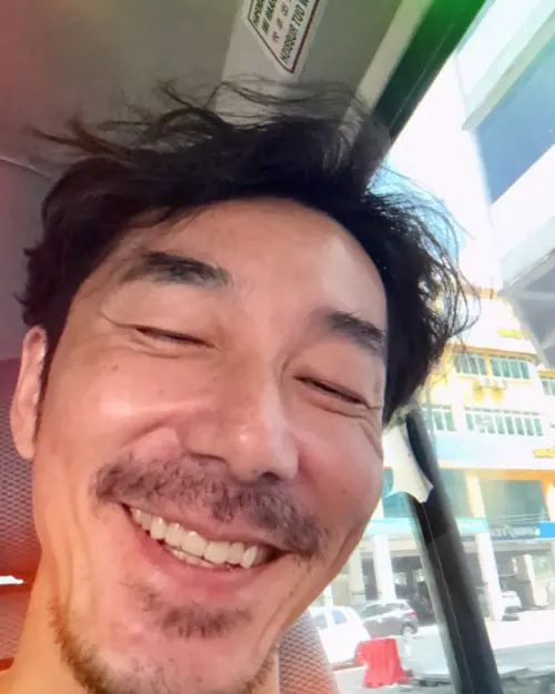 ▲李李仁在診所把牙齒黏回去後，終於露出自信的笑容。（圖／李李仁臉書）