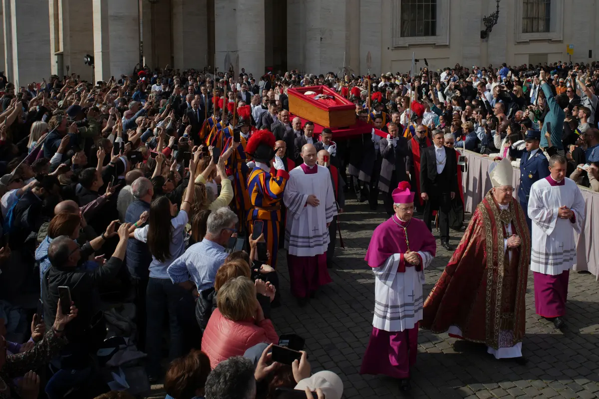 ▲教宗方濟各（Pope Francis）靈柩移至「聖伯多祿大教堂」，開放瞻仰三日。（圖／美聯社／達志影像）