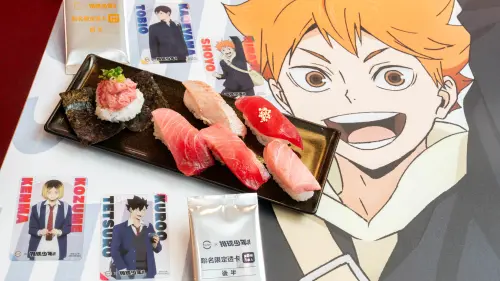 ▲超強動漫《排球少年!!》聯名台灣壽司郎開賣太猛，首日已有「最夯商品」完售缺貨。隨餐贈送「排球少年!!聯名透卡」的「野生鮪魚豪華拼盤」庫存用盡，店家貼出「部分商品暫停販售」公告。（圖／記者蕭涵云攝）