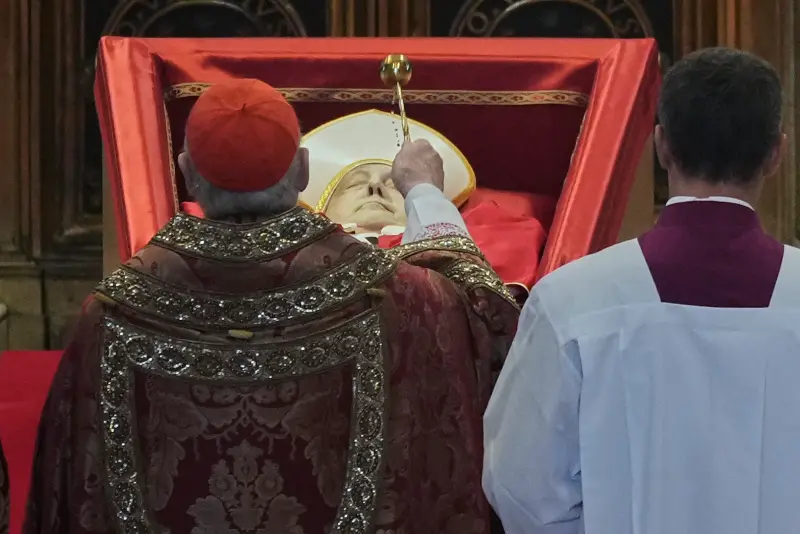 ▲暫代教宗日常職務的樞機主教法雷爾(Cardinal Kevin Farrell)主持方濟各移靈儀式。(圖/美聯社/達志影像)