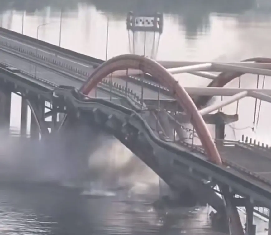 ▲北京順義的潮白河大橋23日上午7時傳出火警，橋體受損、橋面坍塌。（圖／翻攝自微博／吉視公共頻道）