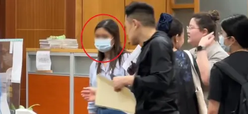 ▲外傭Mira作證結束後領取證人旅費。（圖／翻攝畫面）