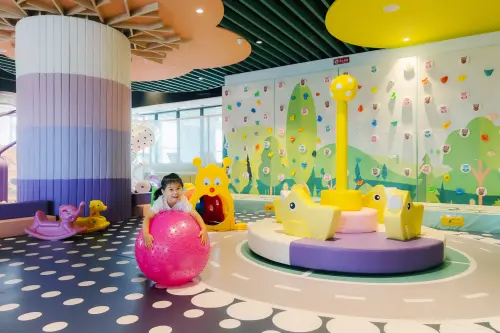 ▲來到嘉義福容voco酒店，還可帶孩子童享飯店休閒設施，包含繽紛球池、旋轉木馬、室內溜滑梯等。（圖／嘉義福容voco酒店提供）