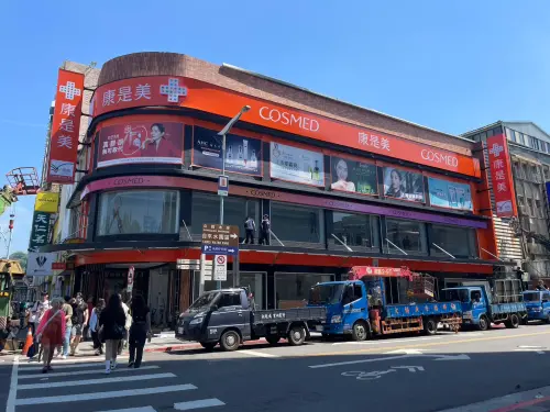 前身為星巴克,從2023年9月熄燈後一直空置,如今康是美即將要進駐,就連招牌也都已經設置好了。(圖/記者蔣欣倫攝影) ▲前身為星巴克,從2023年9月熄燈後一直空置,如今康是美即將要進駐,就連招牌也都已經設置好了。(圖/記者蔣欣倫攝影)