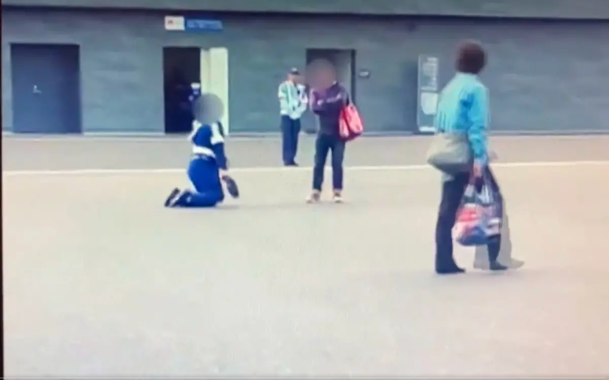 ▲大阪關西世博一位警衛對著遊客「土下座」下跪道歉的畫面在社群網路瘋傳，引發爭議。（圖／翻攝自X）