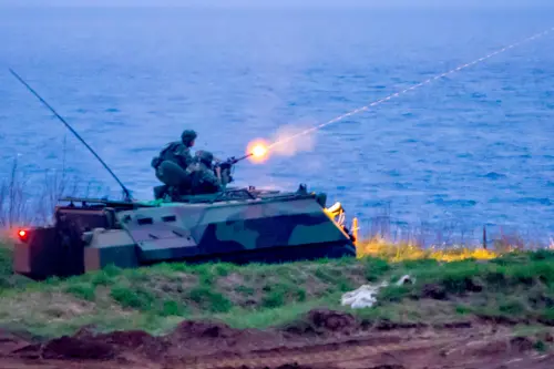 ▲甲車進入陣地，實施野戰防空射擊。（圖／軍聞社提供）