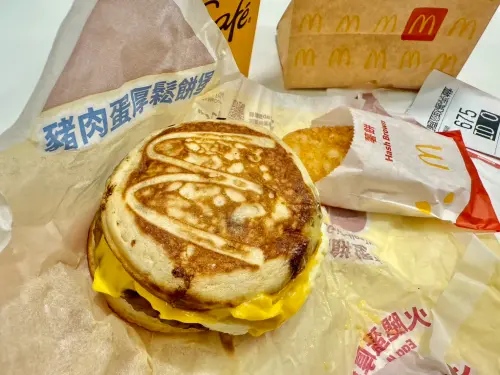 ▲台灣麥當勞厚鬆餅堡好吃嗎？記者實際試吃口感曝光。（圖／記者蕭涵云攝）