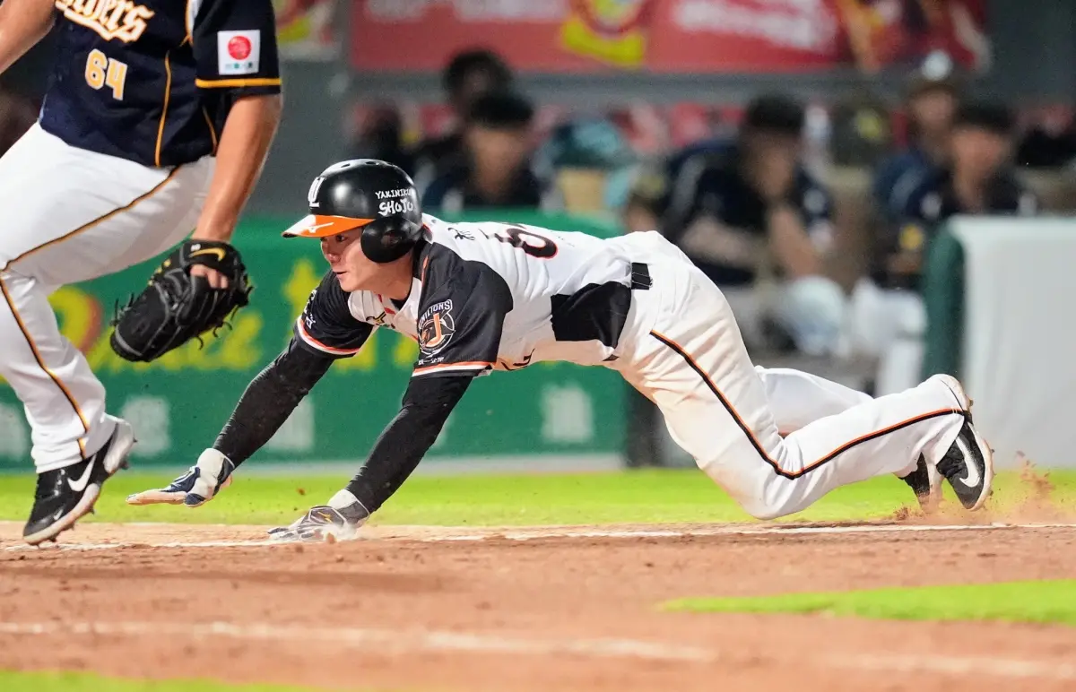 ▲統一獅林靖凱藉由中信兄弟終結者黃恩賜的再見暴投，奮力衝向本壘，拿下再見分。（圖／統一獅提供）