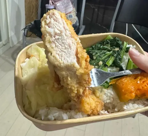 ▲網友購入全聯60元的「福利餐盒」,發現這塊雞排肉完全輾壓外面便當店,讓他覺得CP值超級高。(圖/Threads) ▲網友購入全聯60元的「福利餐盒」,發現這塊雞排肉完全輾壓外面便當店,讓他覺得CP值超級高。(圖/Threads)
