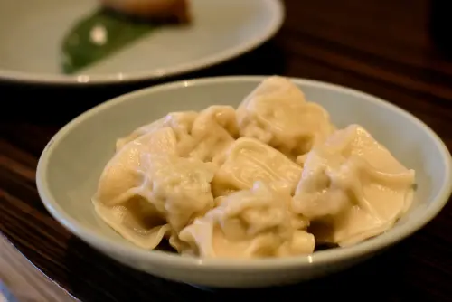 ▲台北君悅酒店的「雲錦中餐廳」有多道招牌菜，竟還包含平民小吃水餃，號稱每顆售價要到77元的「天龍國水餃」，高檔用料公開，記者也實際開箱其口感。（圖／記者葉盛耀攝）