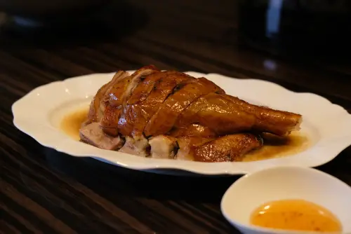 黃金燒鵝做工費時,皮脆肉香嫩。(圖/記者葉盛耀攝) ▲黃金燒鵝做工費時,皮脆肉香嫩。(圖/記者葉盛耀攝)
