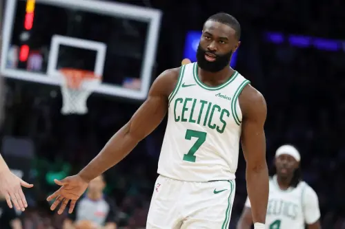 NBA／Brown扛起綠衫軍希望！綠軍主帥：魚躍救球救回整個系列賽
