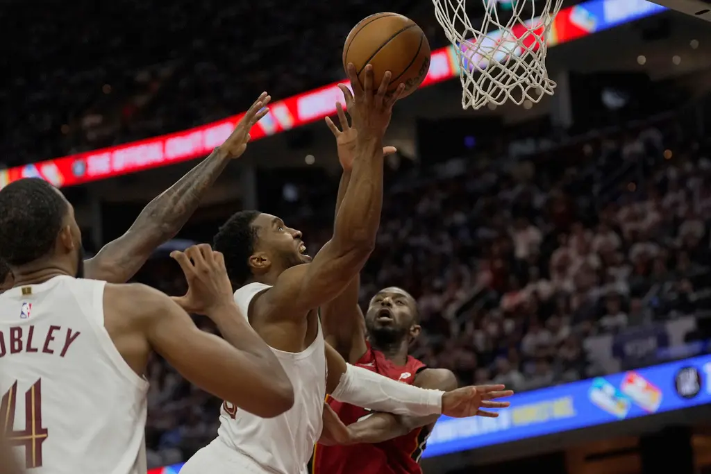 ▲NBA美國職籃（National Basketball Association）季後賽邁阿密熱火交手克里夫蘭騎士第二戰。熱火緊咬不放直到最後一刻，還是不敵今日獨拿30分的Donovan Mitchell內外線猛攻，騎士以112：121拿下季後賽第二勝。（圖／美聯社／達志影像）