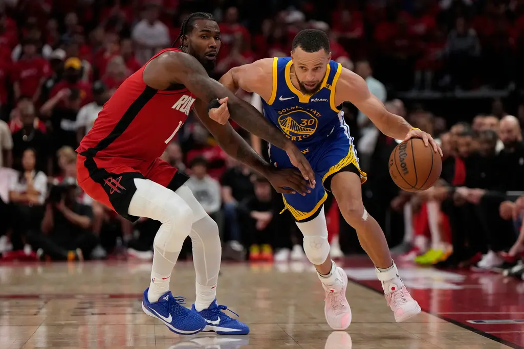 ▲火箭隊對勇士隊後衛Stephen Curry採取極具侵略性的貼身防守，頻繁的身體接觸和拉扯，以強硬的身體對抗來限制Curry的移動和接球空間。（圖／美聯社／達志影像）