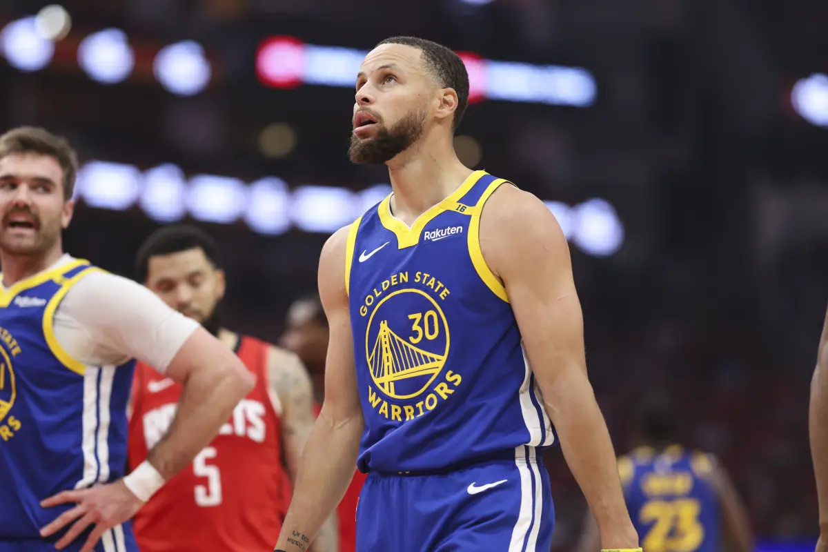 ▲勇士隊球星Stephen Curry在今日作客火箭的季後賽第二戰中，於第一節達成生涯季後賽4000分里程碑。然而，勇士隊卻遭遇傷兵困擾，大將Jimmy Butler因骨盆挫傷退場，為球隊的晉級之路增添變數。（圖／路透／達志影像）