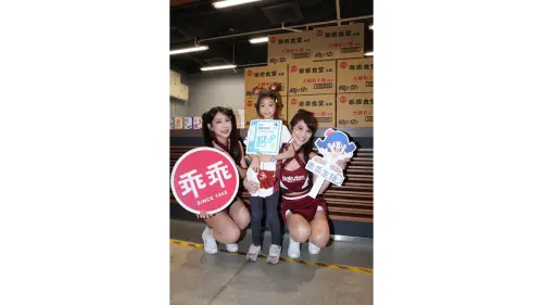 樂天啦啦隊參與攤位活動,和大小粉絲開心互動。(圖/乖乖提供) ▲樂天啦啦隊參與攤位活動,和大小粉絲開心互動。(圖/乖乖提供)