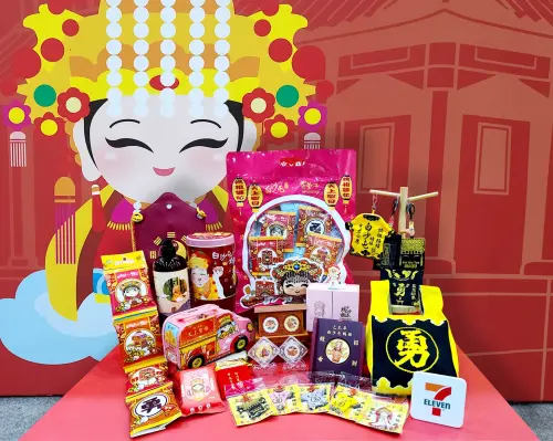 7-11攜手白沙屯拱天宮推出「潮拜媽祖」系列限定紀念商品。(圖/7-11提供) ▲7-11攜手白沙屯拱天宮推出「潮拜媽祖」系列限定紀念商品。(圖/7-11提供)