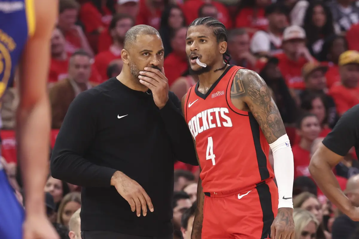 ▲ 火箭隊今日以109：94擊敗勇士，系列賽戰成1：1平手。比賽中，火箭隊總教練Ime Udoka在暫停時鼓勵球員無視裁判尺度、持續身體接觸，引發勇士隊球迷對裁判執法公正性的強烈質疑。（圖／路透／達志影像）