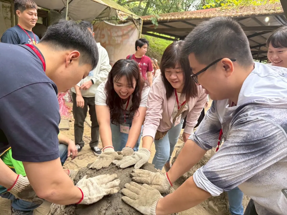 ▲參加者體驗控窯農餘樂趣，瞭解心儀對象(圖／民政局提供2025.4.24)