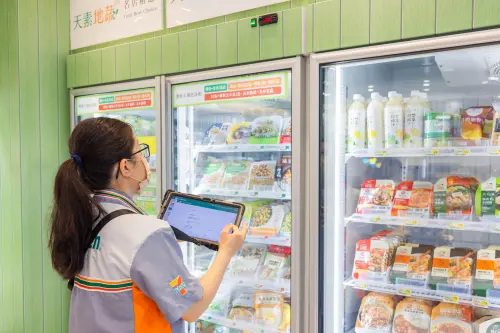 7-11逐步導入智能化設備,讓店員日常工作更智慧、輕鬆。(圖/7-11提供) ▲7-11逐步導入智能化設備,讓店員日常工作更智慧、輕鬆。(圖/7-11提供)