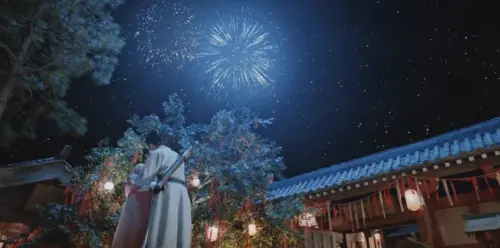 ▲任嘉倫（右）與宋祖兒（左）煙火下深情擁吻，甜度爆表吸引大批劇迷。（圖／愛奇藝 YT）