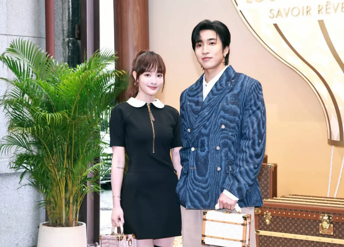 ▲王淨（左）與婁峻碩出席名牌精品活動，王淨對於男友曹佑寧今（24）日生日，自己沒辦法陪伴，透露已準備禮物，卻要大家下次去問曹佑寧本人。婁峻碩則自認很愛買椅子，老婆焦凡凡忙踩煞車。（圖／記者吳翊緁攝）