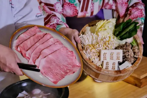 ▲三燔本家與三燔北投兩家餐廳將於5月底前，推出「古窯特製胡麻味噌壽喜燒套餐」。（圖／記者葉盛耀攝）