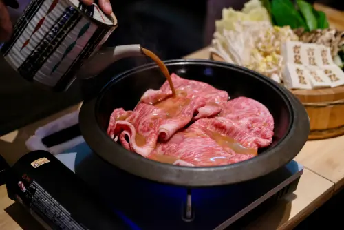 ▲「古窯特製胡麻味噌壽喜燒套餐」最大特色是以味噌為基底，結合胡麻增添溫潤口感，研製出濃郁香醇的壽喜燒湯底。（圖／記者葉盛耀攝）