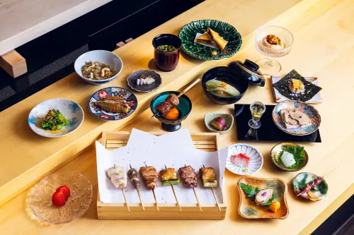 ▲鳥力TORICHIKARA首創「燒鳥」融合「割烹」的雙料理組合，並以無菜單料理型態呈現約20-22道式料理，每人NT$3800＋10%。（圖／鳥力提供）