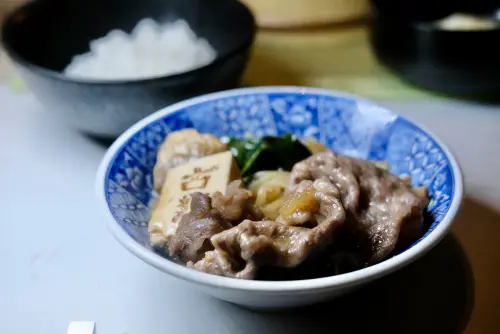 ▲於胡麻味噌壽喜燒鍋中燙煮過的牛肉片，很適合搭佐山形縣產的「艷姬米」所炊煮出的白飯。（圖／記者葉盛耀攝）