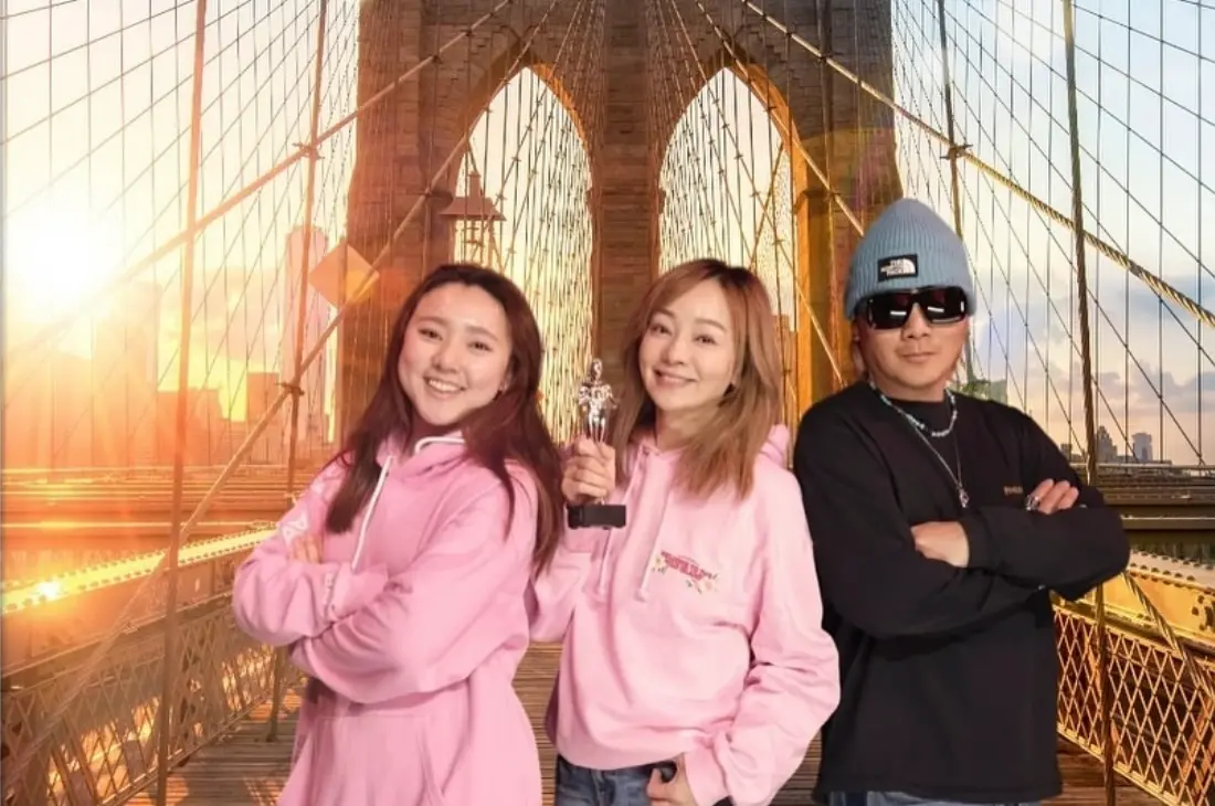 ▲藝人季芹（中）與老公王仁甫（右）、女兒（左）到美國旅遊，近日季芹也分享在美國路邊餐車吃個速食就花了近台幣2000元，連礦泉水的價格都讓她嚇到直呼好誇張。（圖／季芹IG）