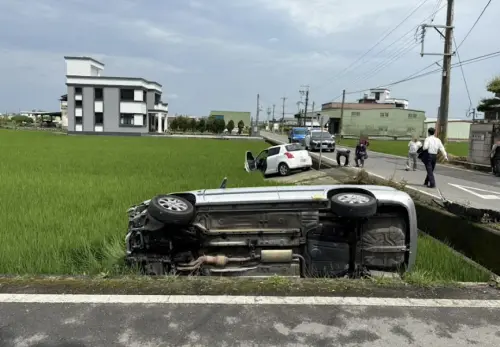宜蘭礁溪2車相撞噴進稻田　大翻車駕駛自行脫困、3人送醫
