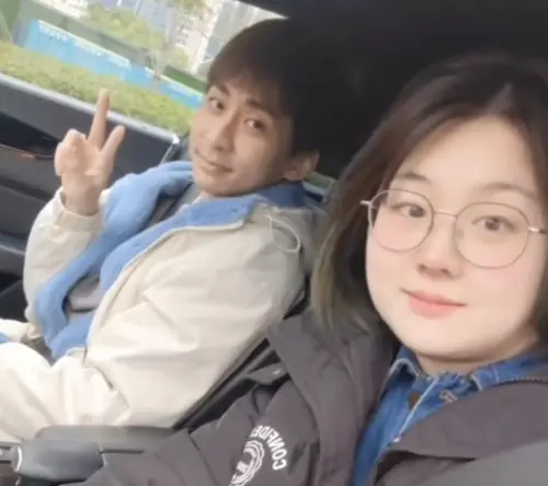 小明劍魔與老婆伊倫過去甜蜜的模樣。(圖/翻攝抖音) ▲小明劍魔與老婆伊倫過去甜蜜的模樣。(圖/翻攝抖音)