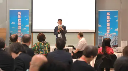 ▲高雄軟體園區CEO聯誼活動,是由產業園區管理局高雄軟體園區辦公室主任薛偉銘(站立者)主持。(圖/產業園區管理局提供) ▲高雄軟體園區CEO聯誼活動,是由產業園區管理局高雄軟體園區辦公室主任薛偉銘(站立者)主持。(圖/產業園區管理局提供)