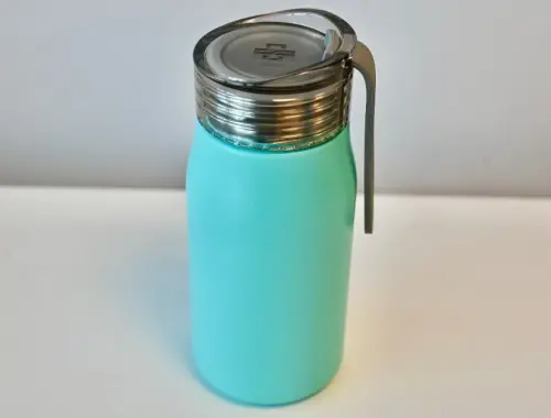 ▲中鋼公司2025年度股東會紀念品，鈦製「輕巧冷水瓶」。(圖／中鋼公司提供)