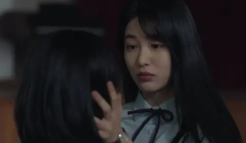 ▲辛叡恩在《黑暗榮耀》中飾演高中時期的「朴涎鎮」。(圖/Netflix) ▲辛叡恩在《黑暗榮耀》中飾演高中時期的「朴涎鎮」。(圖/Netflix)