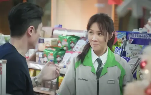 ▲謝盈萱（右）在《忘了我記得》扮演的女兒，讓觀眾感受到她的無奈與無助。（圖／翻攝自YouTube Netflix Taiwan）