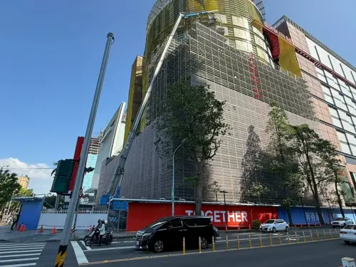 暑假前復業不是夢!氣爆滿70天 中市府同意新光三越內部修復計劃