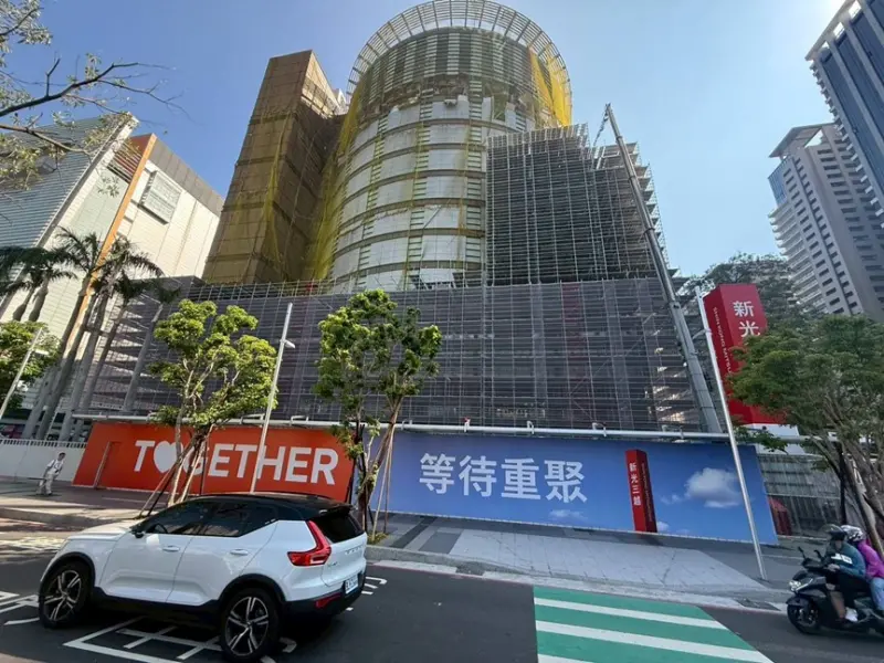 ▲新光三越台中中港店的外牆施工鷹架,北側已搭建至5樓。(圖/台中市政府提供,2025.04.24)